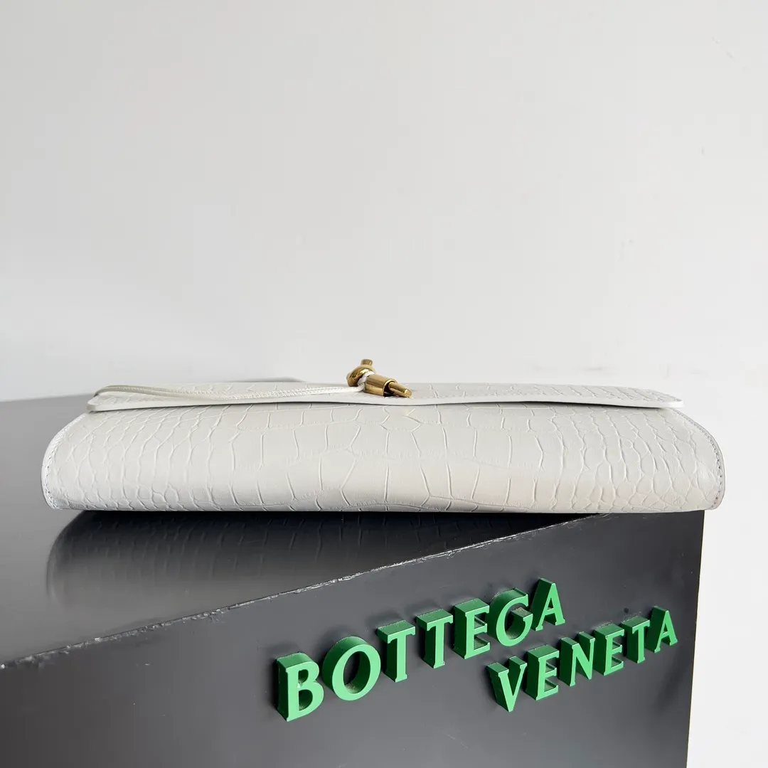 Batch 1420 Bottega Veneta Fall in love with Andiamo at first sight, new design, natural Nile rare leather crocodile pattern complex handbag, a model handbag for women, no need for color cover, no emotional camouflage, immersive depth and excitement, the classic element KNOT knot is inspired, modernist aesthetics and jewelry field craftsmanship reinterpret the knot element, bringing a clutch full of modern texture and elegant and quiet lady spirit. Style number: 741511 Size: 31*13*3cm